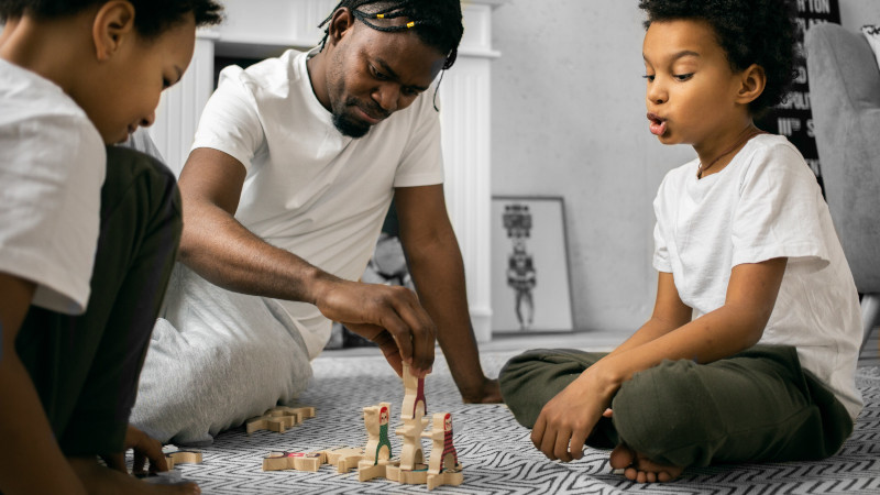 Enfant qui joue avec un jouet bois